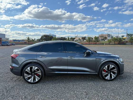 AUDI Q8 E-TRON 55 ELÉTRICO SPORTBACK PERFORMANCE BLACK QUATTRO em Brasília, DF