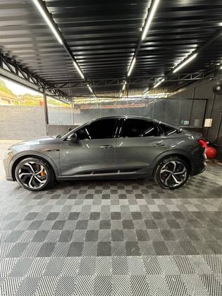 AUDI E-TRON ELÉTRICO SPORTBACK PERFORMANCE BLACK QUATTRO em Três Rios, RJ