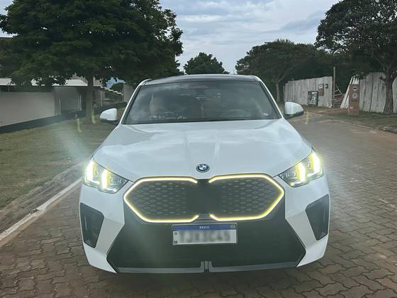 BMW iX2 64,8 KW ELÉTRICO XDRIVE30 M SPORT em Atibaia, SP