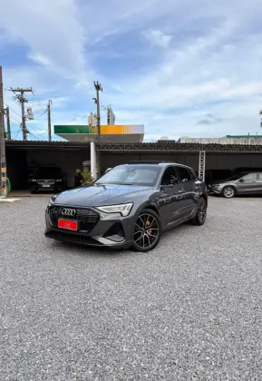AUDI E-TRON ELÉTRICO PERFORMANCE BLACK QUATTRO em Recife, PE