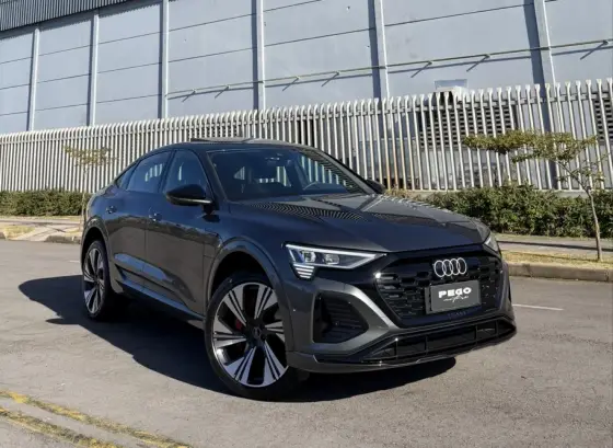 AUDI Q8 E-TRON 55 ELÉTRICO SPORTBACK PERFORMANCE BLACK QUATTRO em Bento Gonçalves, RS